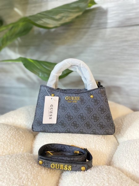 حقيبة GUESS مختومة ماستر كوبي مع علبة ✨