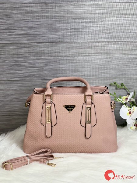 شنطة عمليه وسط 3 دفات