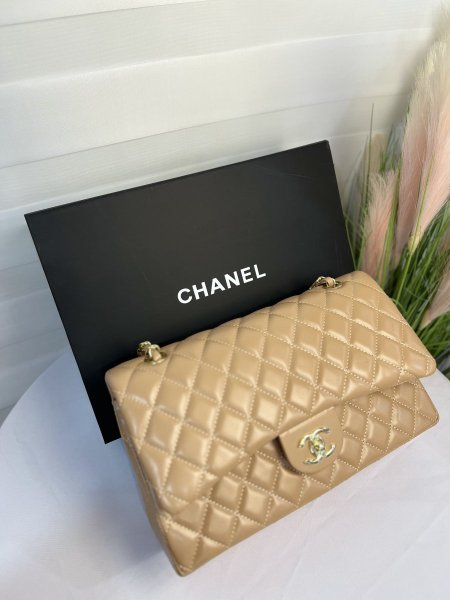 حقيبة CHANEL الكلاسيك فلاب جلد أملس قاعدة 30سم  هاردوير بلون البيج  مع علبة