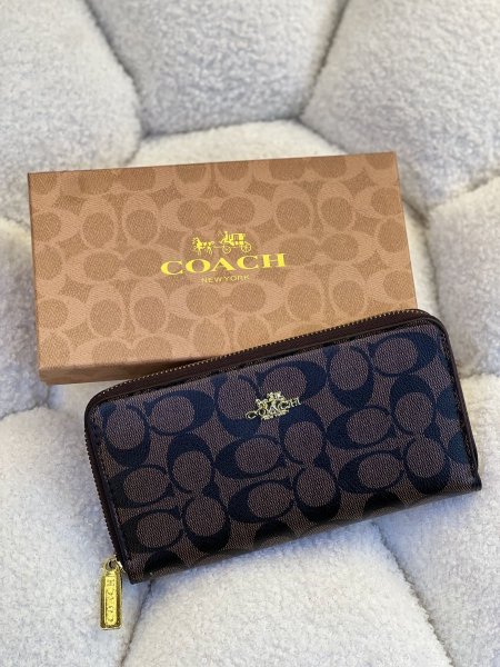 محفظة COACH حجم كبير مع علبه