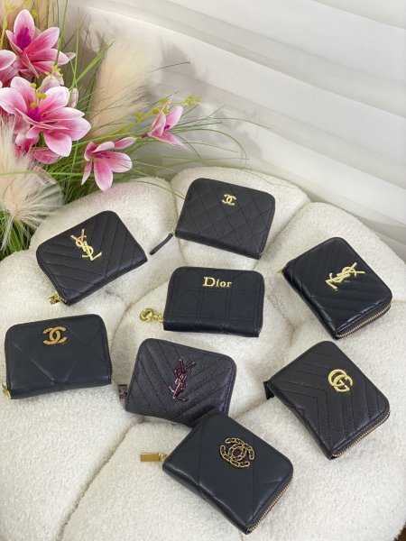 محافظ ماركات حجم صغير