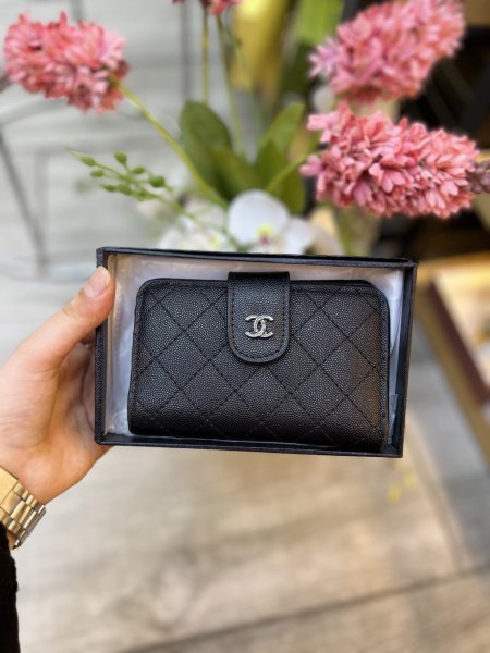 محفظة CHANEL للبطاقات والنقود مع علبة