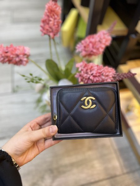 محفظة CHANEL للبطاقات والنقود مع علبة