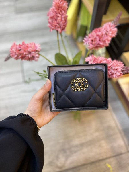 محفظة CHANEL للبطاقات والنقود مع علبة