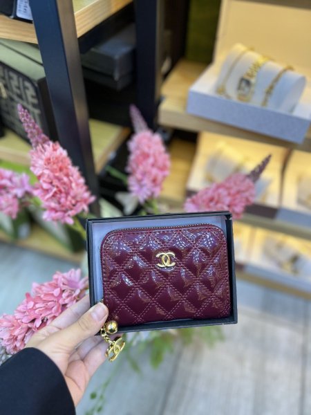 محفظة CHANEL للبطاقات والنقود مع علبة
