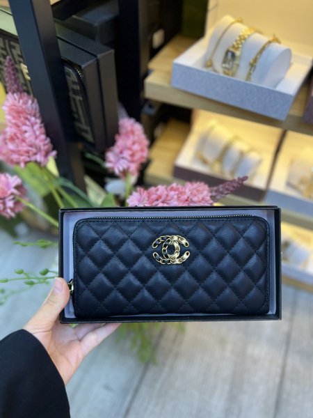 محفظة CHANEL للبطاقات والنقود مع علبة