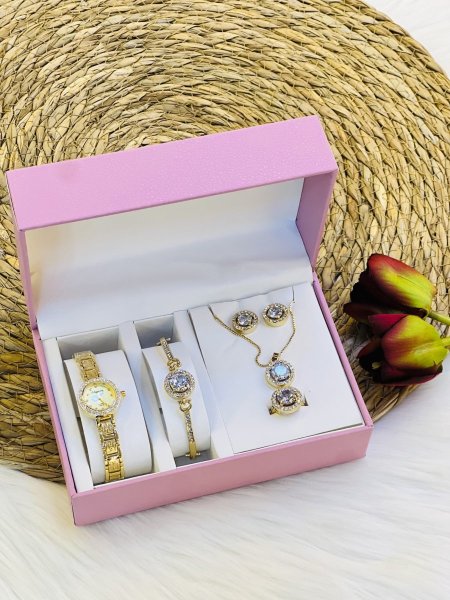 طقم ساعة مع أكسسوارات