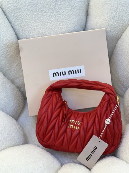 حقيبة ميو ميو بلون الأحمر مع علبه