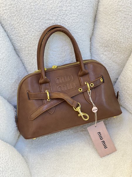 حقيبة ميو ميو مختومه قاعدة 28 سم جلد أملس بلون لبراون