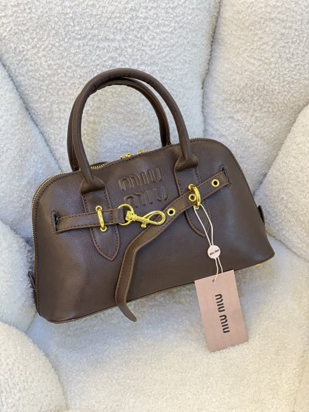 حقيبة ميو ميو مختومه قاعدة 28سم جلد أملس بلون البني