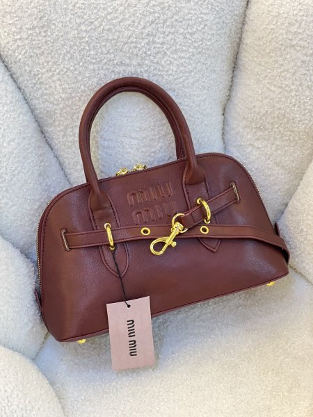 حقيبة ميو ميو مختومه قاعدة 28 سم جلد أملس بلون البرغندي