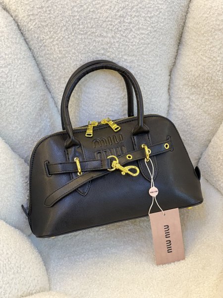 حقيبة ميو ميو مختومه قاعدة 28سم جلد أملس بلون الأسود