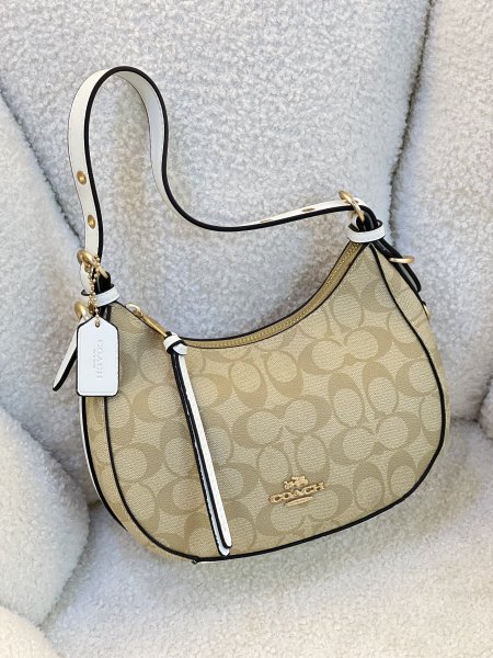 كوتش تابي مختومه بلون الأبيض مع علبه