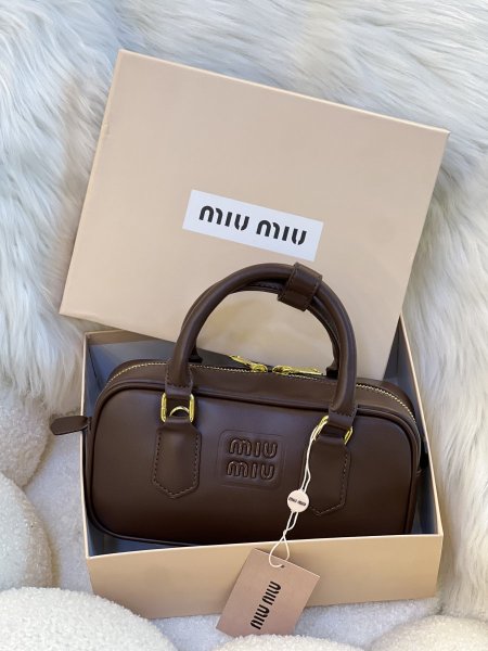 حقيبة ميو ميو قاعدة 22 سم جلد أملس بلون البني مع علبه