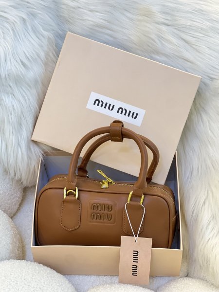 حقيبة ميو ميو مختومه 22 سم بلون العسلي مع علبه