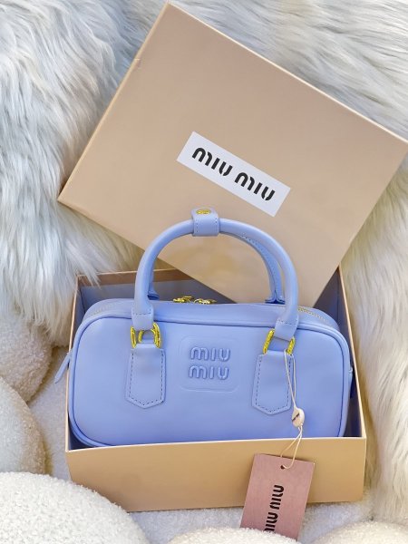 حقيبة ميو ميو مختومه قاعدة 22 سم بلون الأزرق مع علبه