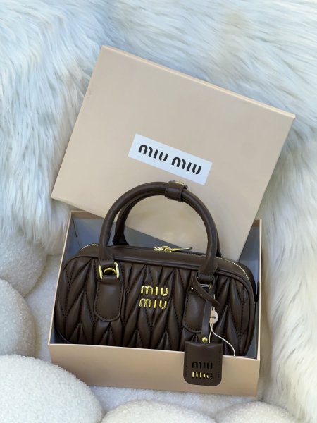 حقيبة ميو ميو مختومه قاعدة 22 سم بلون البني مع علبه