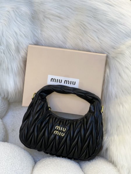 حقيبة ميو ميو مختومه بلون الأسود مع علبه