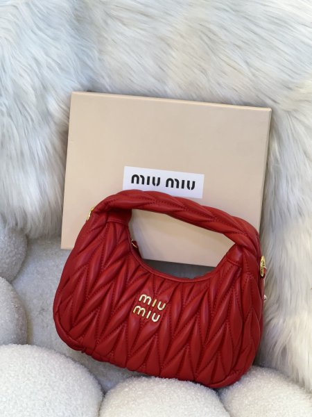 حقيبة ميو ميو مختومه بلون الأحمر مع علبه