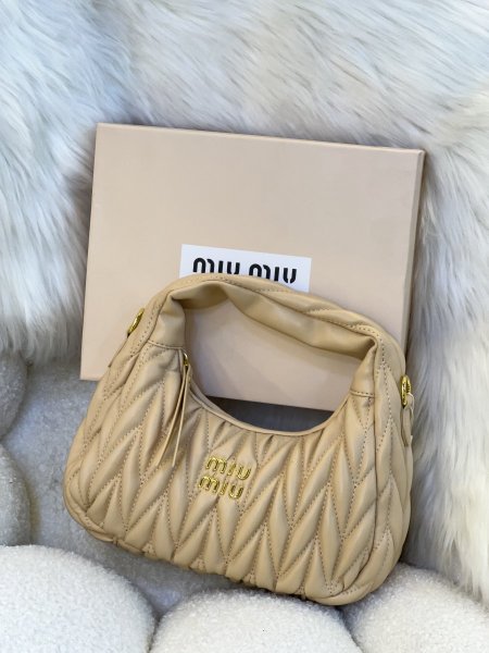 حقيبة ميو ميو مختومه بلون البيج مع علبه