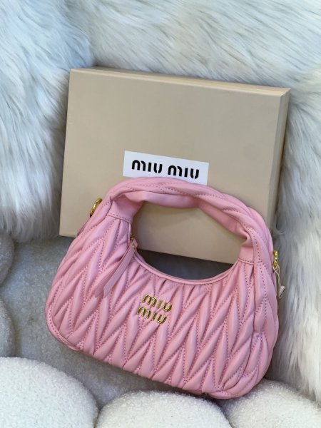 حقيبة ميو ميو مختومه قاعدة 25 سم  بلون الزهر مع علبه