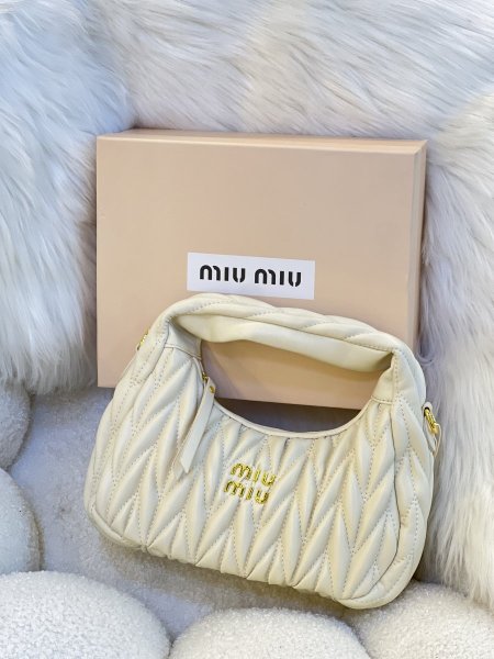 حقيبة ميو ميو مختومه قاعدة 25 سم  بلون الاوف وايت مع علبه